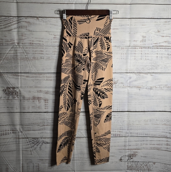 NWOT Aerie Leaf Print Leggings in Tan and Black Women Size XS Short - Picture 5 of 5